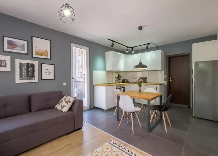 Industrial Look Apartment Top Centre + Free Parking